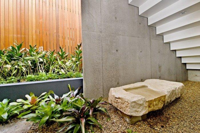 Outdoor chair made of rock - Modern Dream House Overlooking the Pacific Ocean in Sydney
