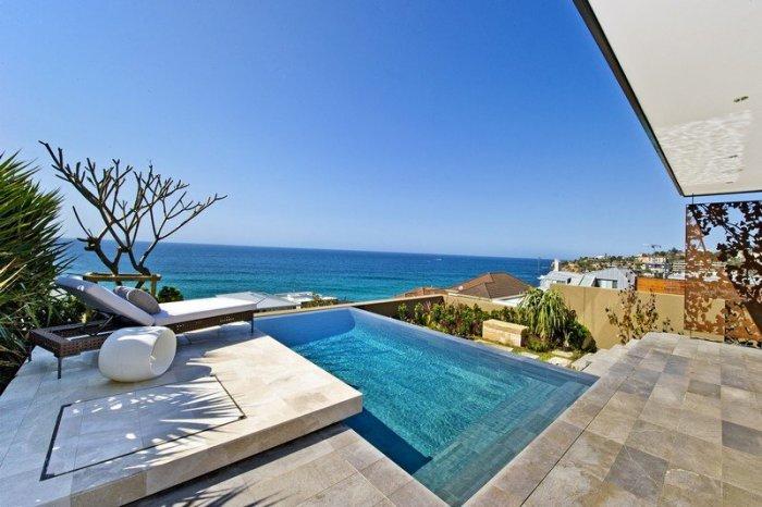 Outdoor pool overlooking the Pacific Ocean in a Modern Dream House in Sydney
