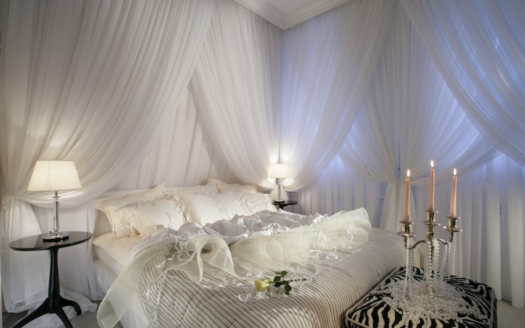 Romantic bedroom with sensual bed setting in white - 15 Tips for a Valentine's Day Interior