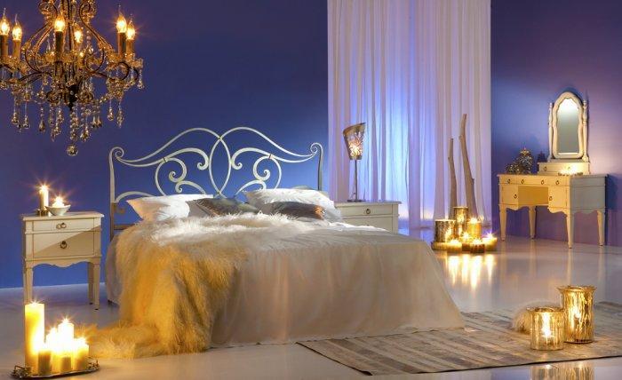 Romantic bedroom with candles all around - 15 Tips for a Valentine's Day Interior