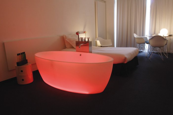 Sexy and romantic bathtub for Saint Valentine's day - 50 Creative Home Decorating Ideas 