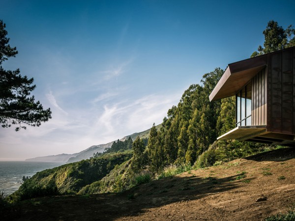 House lifted in the air-Spectacular Contemporary Glazed Lakeside Home in California