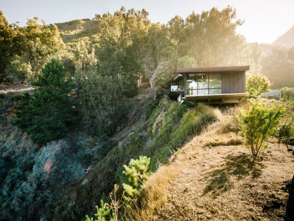 Modern hill house-Spectacular Contemporary Glazed Lakeside Home in California