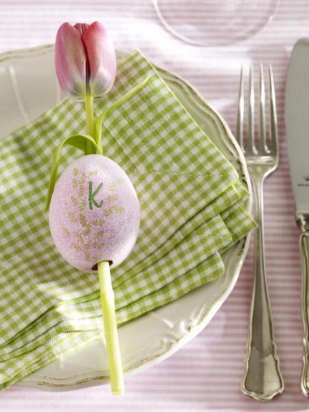 Spring holiday flower with decorated egg-Unique, Fresh and Exciting Easter Table Decoration Ideas
