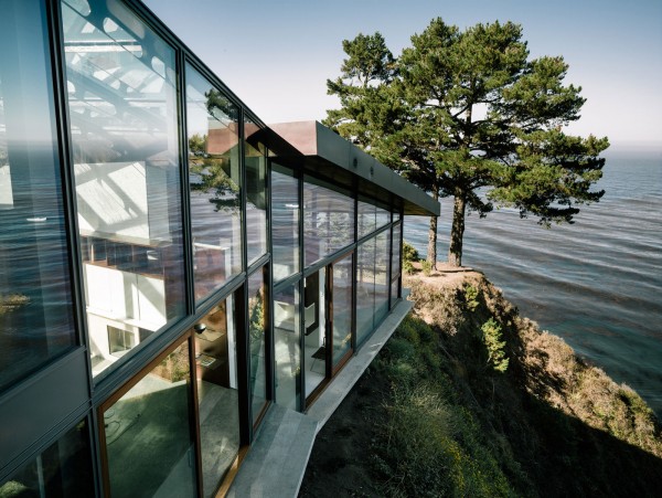 The glass facade of the hill house-Spectacular Contemporary Glazed Lakeside Home in California