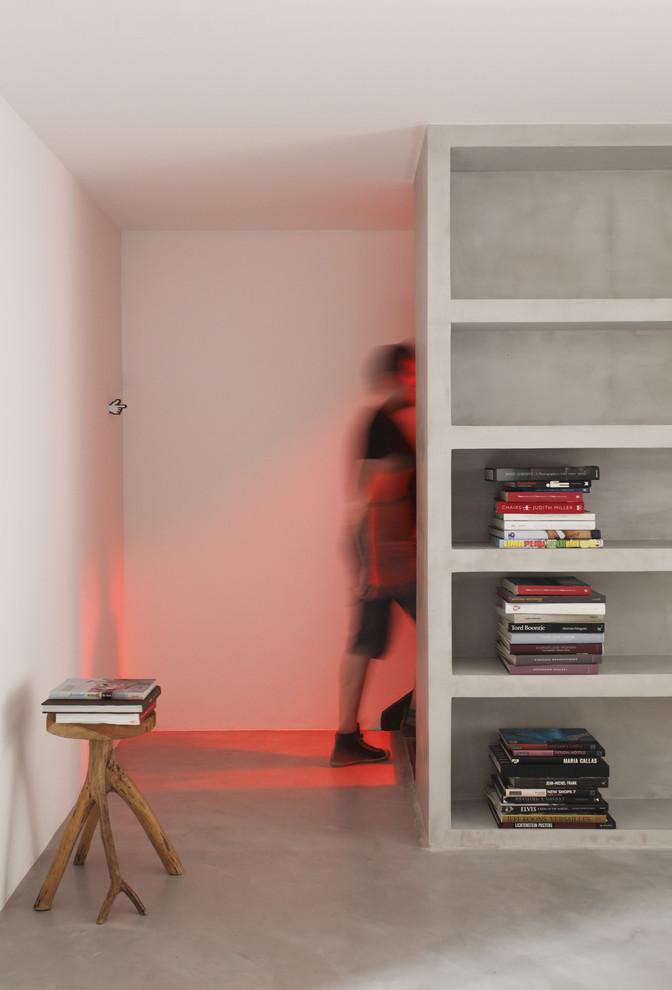 Minimalist home bookshelf in white where books are arranged in a specific way - Small House in simple and elegant style in Sao Paolo