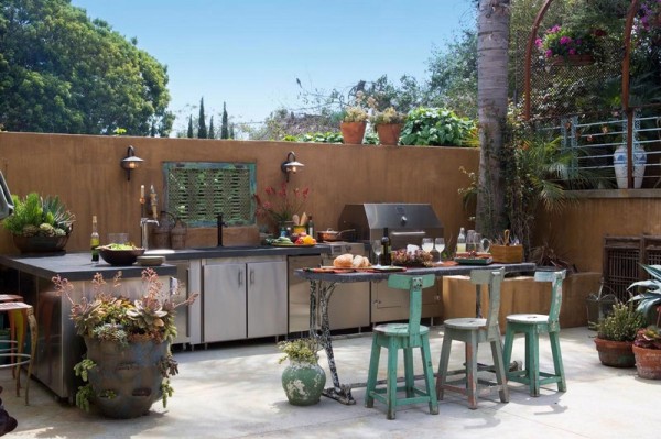open-plan-outdoor-kitchen-in-Mexican-style- 20 Ideas and Examples of Well-Arranged Outdoor Areas