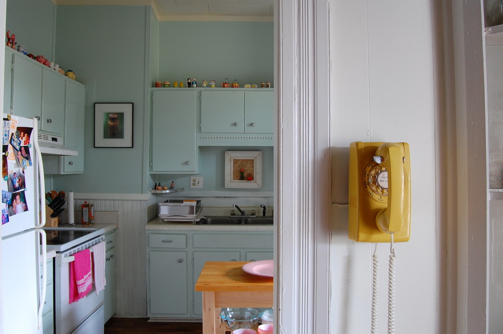 Retro rotary phone adds a vintage touch - 10 Tips for Creating a Home Paradise in Urban Areas