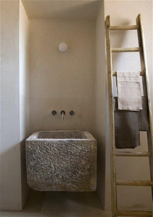 rustic washing-stand made of stone-Rough, yet elegant and authentic Private Room