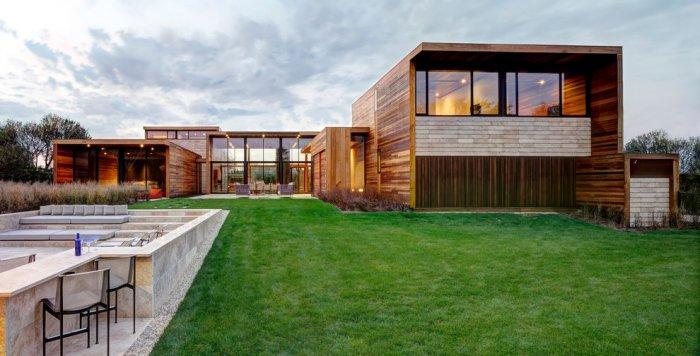 The backyard of a minimalist luxurious house - Mahogany Inspired Expensive House in New York