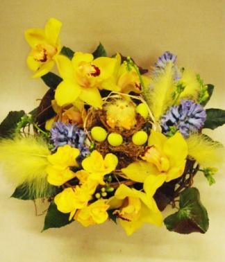 A mix of yellow and blue flowers in an attractive Easter basket-Fresh spring decoration and arrangement ideas for your home