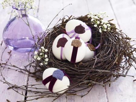 Easter decoration in white and purple – egg nest