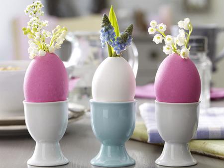 Easter decoration with vases made of eggs