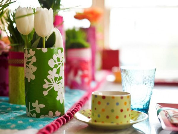 Fresh white tulips as Easter table centerpieces – home decorating ideas for funny and joyful atmosphere