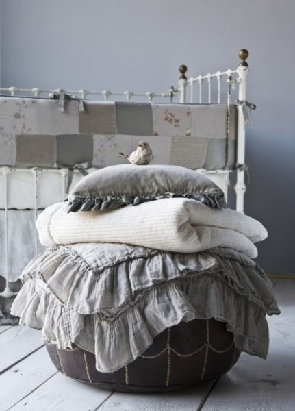 Grey neutral colored bedroom– elegant interior design for sleeping rooms