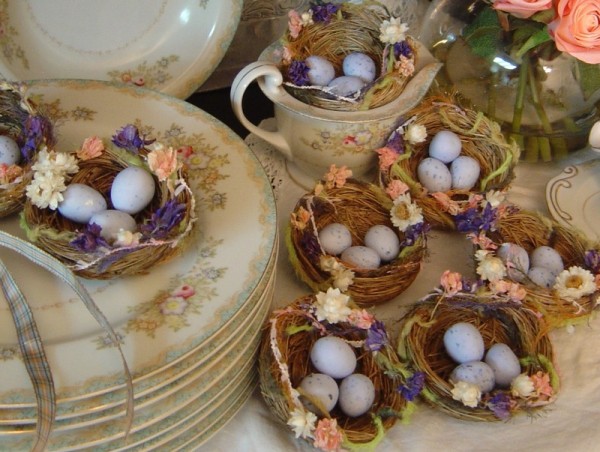 Holiday table with vintage Easter baskets-Creative collection of Holiday home decorating ideas