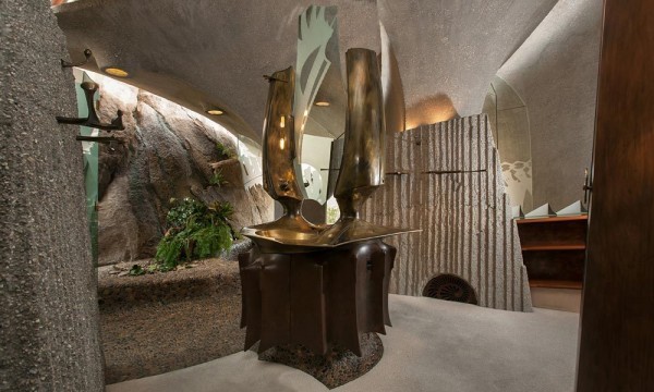 Interesting abstract sculpture as a part of the impressive interior-Organic Desert Residence - Architecture and Interior Design