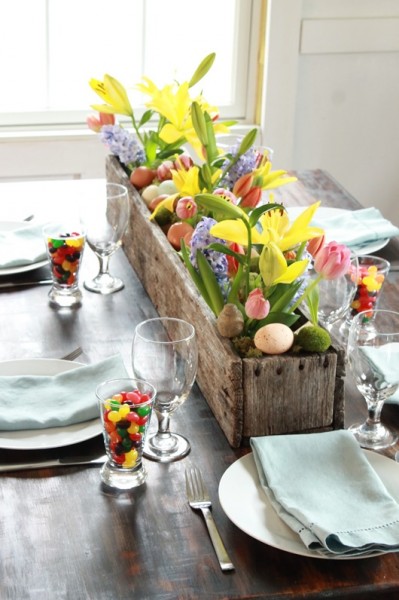 Natural-inspired table centerpiece with fresh flowers-Creative collection of Holiday home decorating ideas