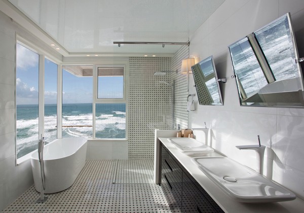 Small bathroom with tub overviewing the boundless sea