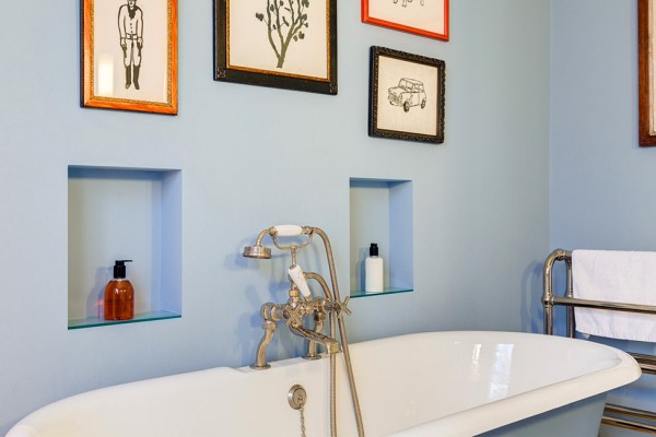 Stylish eclectic bathtub with classic faucet+ Modern, elegant and sophisticated house in London