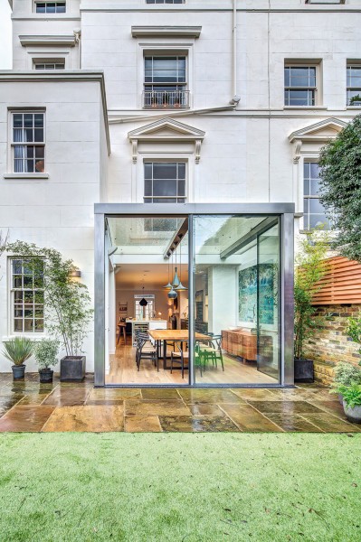 The glass atrium accommodates the dining room+ Modern, elegant and sophisticated house in London