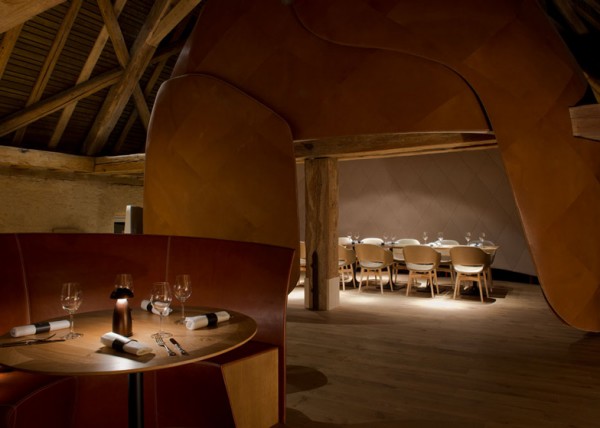 The rustic restaurant with its calm and relaxing atmosphere - trendy commercial interior design with wooden accents