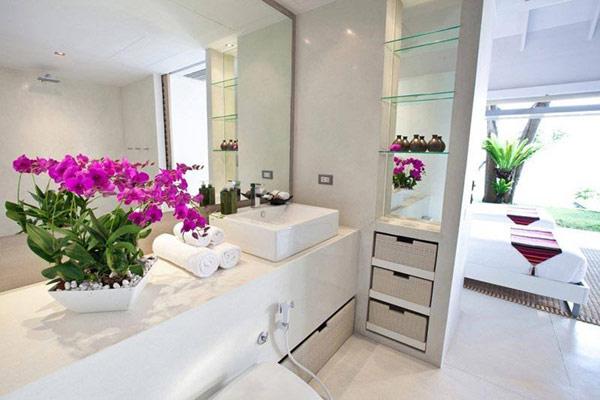 Bathroom decorating with pink flowers and other fresh natural plants