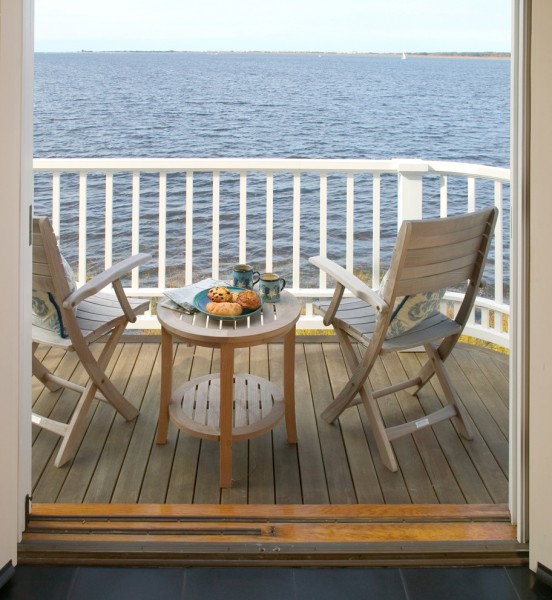 Beautiful small balcony overviewing the boundless ocean-Splendid mini home garden