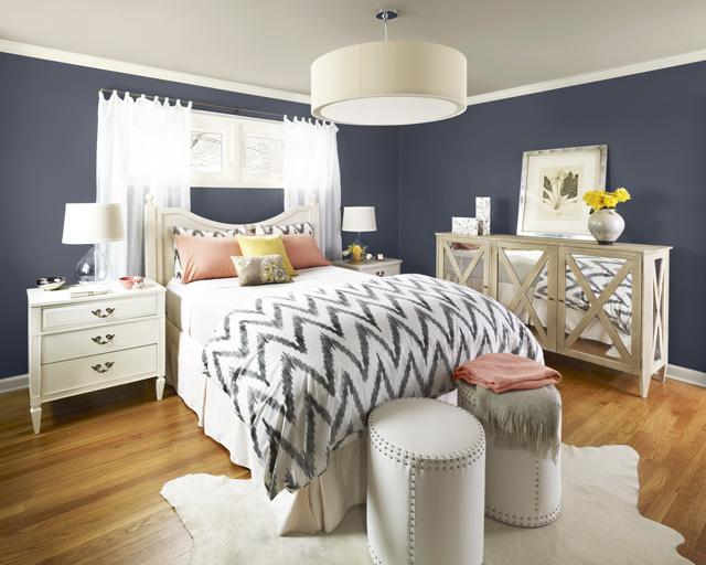Cozy bedroom with graphic cover– fresh summer home emotions