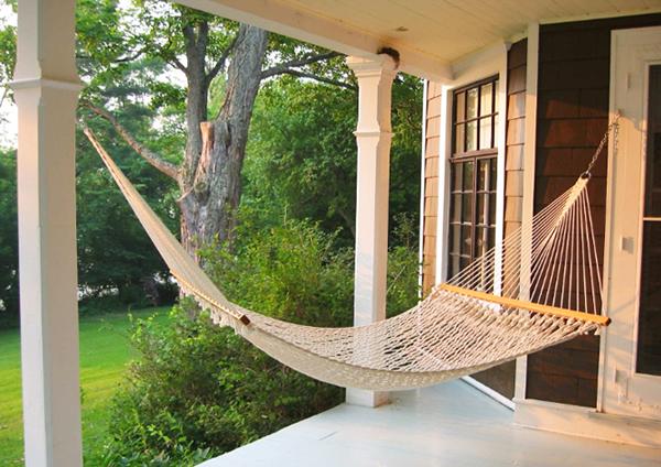 Hammock on the front veranda– a home garden lounge zone