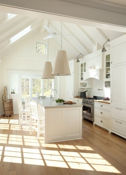 Luxurious_shabby_chic_kitchen_in_white
