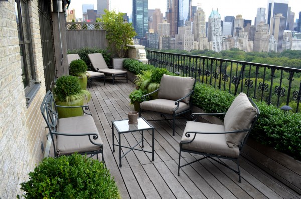 Modern balcony in New York with green bushes-Splendid mini home garden