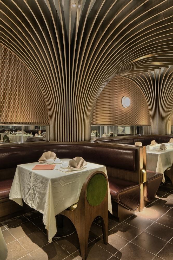 Restaurant architecture - striped columns merge with the ceiling