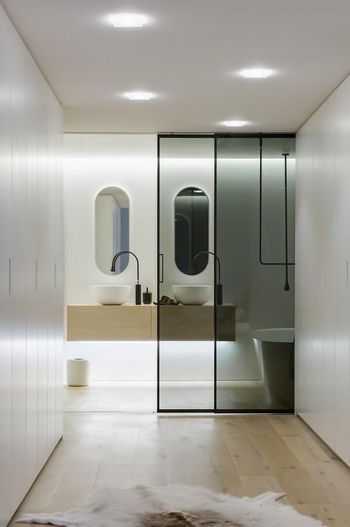 Contemporary Bathroom Interior in White By Minosa Design | Founterior