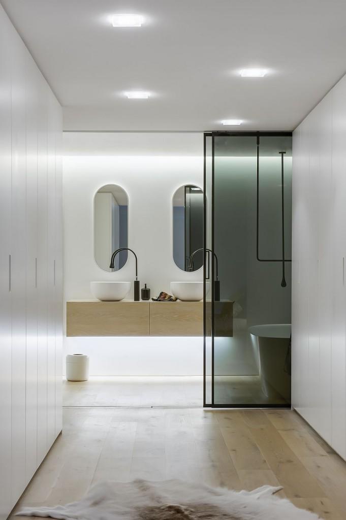 Contemporary Bathroom Interior in White By Minosa Design | Founterior