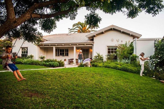 Front lawn and facade of the house in white