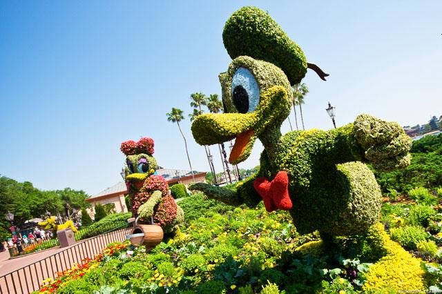 Garden art sculpture - Donald and Daisy Duck watering the flowers