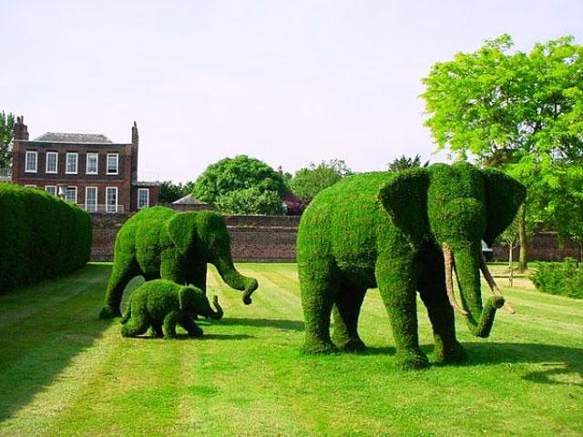 Garden art sculpture - three elephants on a walk