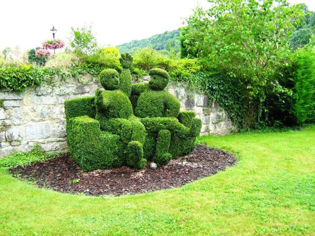 Garden art sculpture - two people sitting on a couch