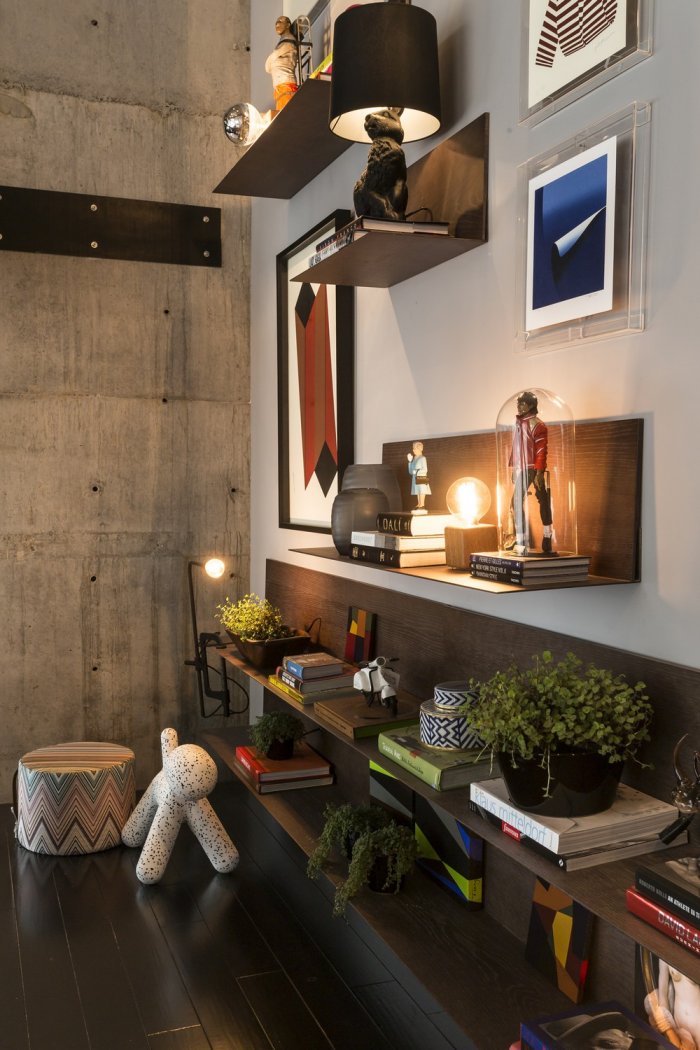 Flowers, books, abstract paitings and concrete walls in the modern loft