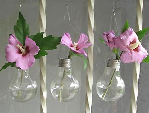 Small purple flowers inside old light bulbs - creative decorative idea