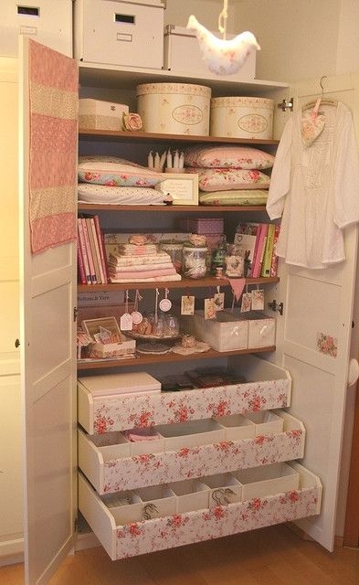 Flexible shelves in a shabby chic closet