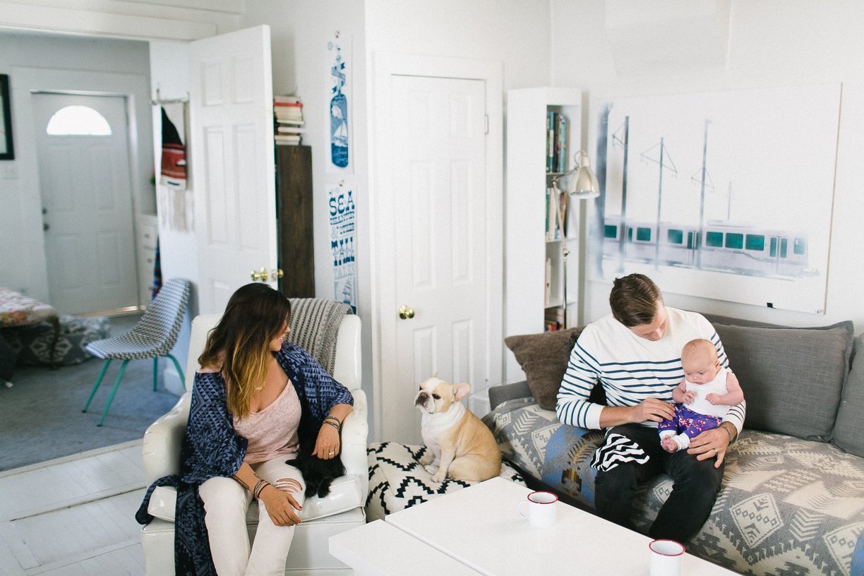 Living room in white with a family sitting there