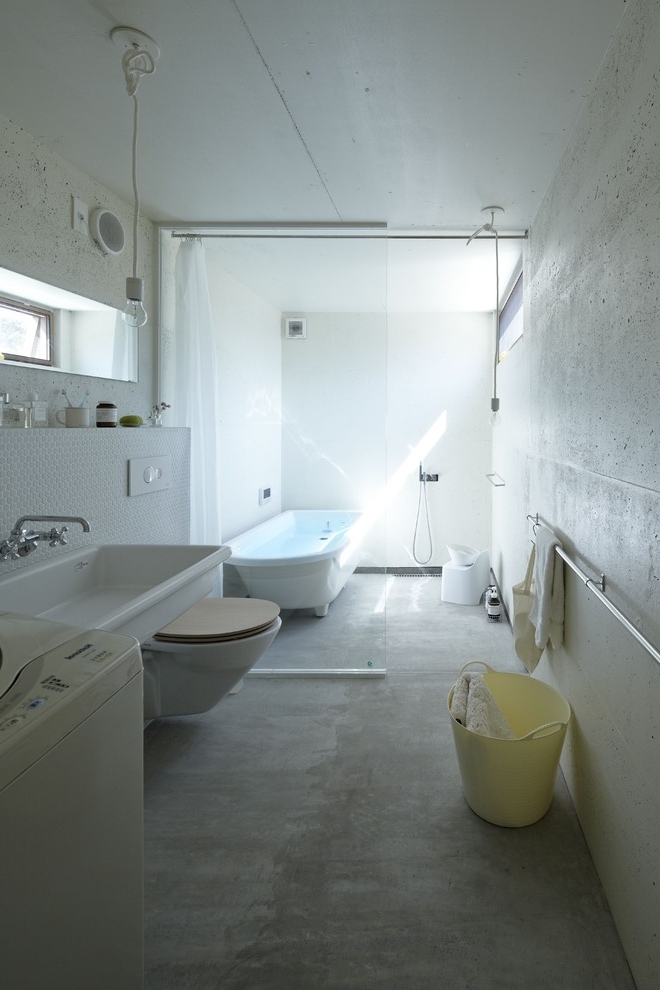 Minimalist bathroom with industrial toches