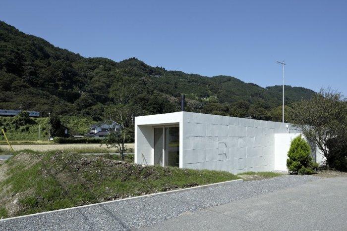 Minimalist house in the fields of Japan