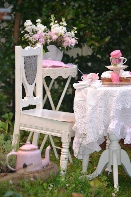 Shabby chic decor for a garden table and chairs