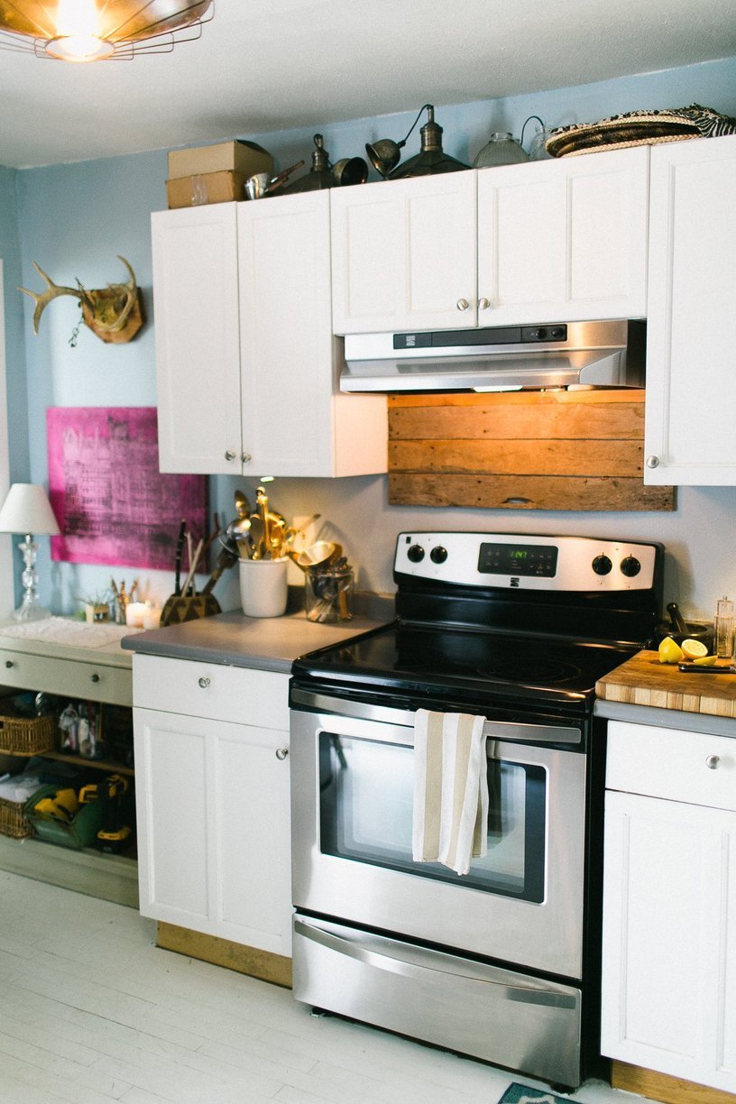 Small kitchen in white with oven