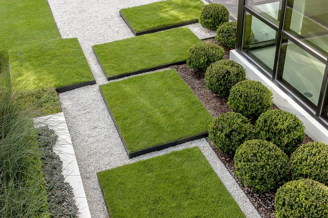 Square grass pieces that can be applied in the garden