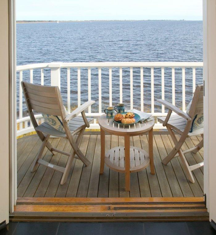 Beautiful small balcony overviewing the boundless ocean