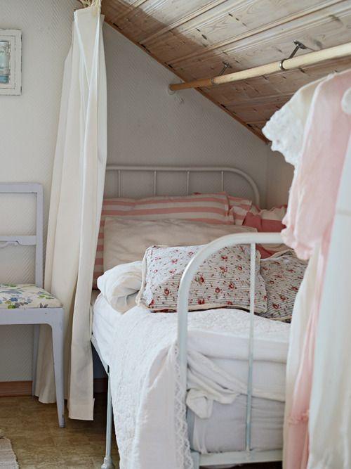 Cottage attic bedroom - with vintage single bed